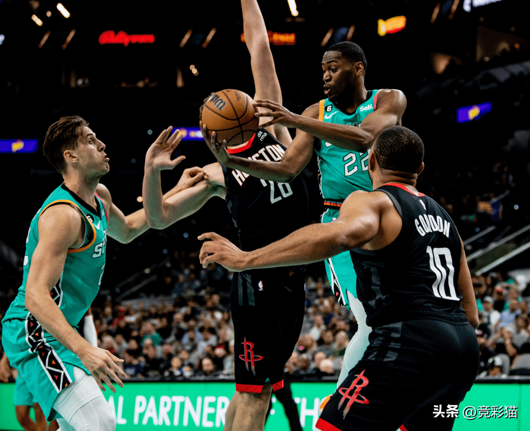 九游电脑版-冲刺阶段圣安东尼奥马刺远射贴柱——欧超杯节点到来,引发热议,赛程密集仍需轮换(距离欧超杯对阵亚特兰大还有6天)